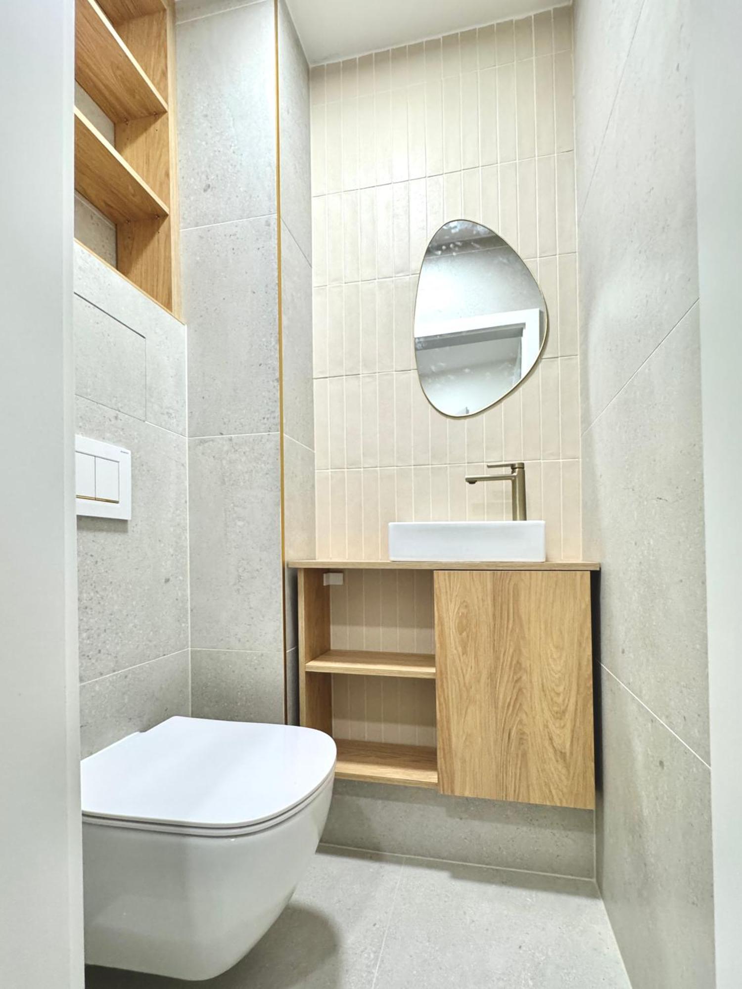 National Theatre With 2 Bathrooms Center